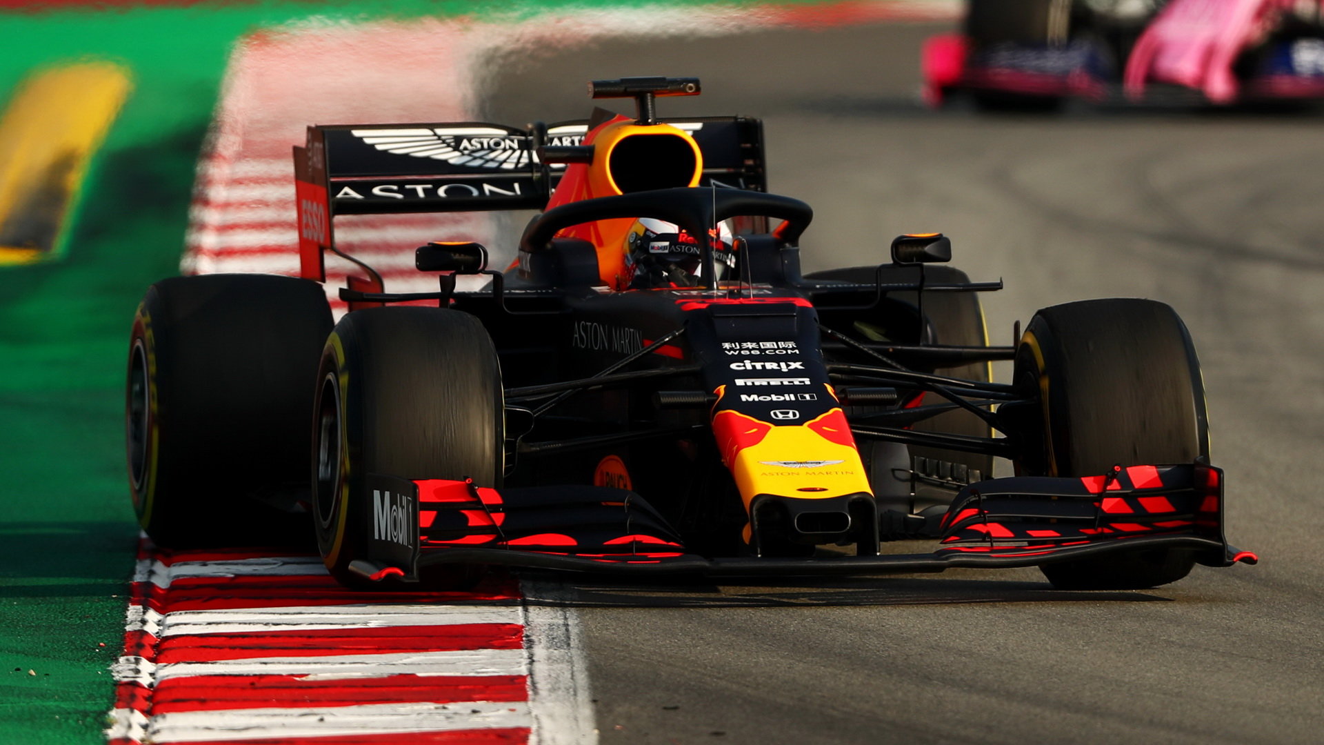 Max Verstappen v novém voze Red Bull RB15 - Honda při třetím dnu testů v Barceloně