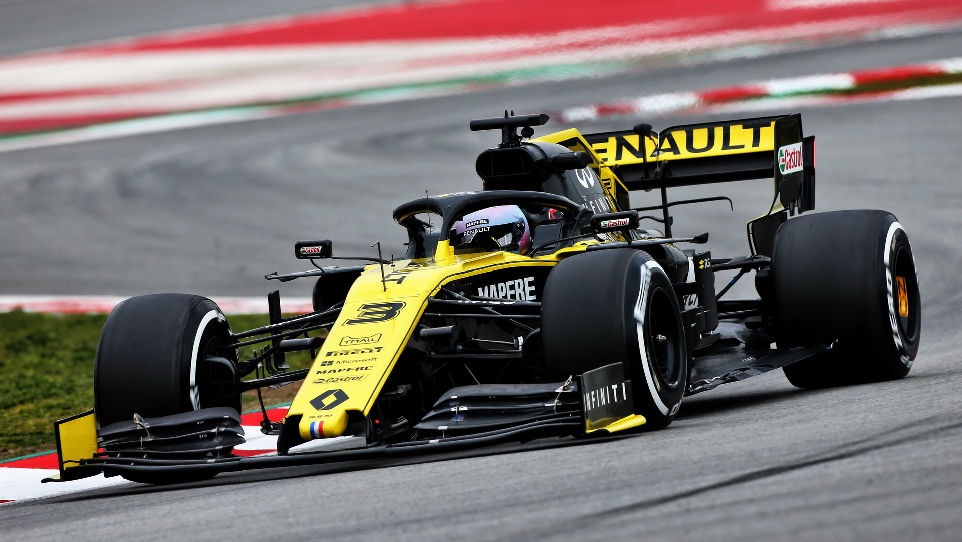 Daniel Ricciardo v novém voze Renault RS19 při třetím dnu testů v Barceloně