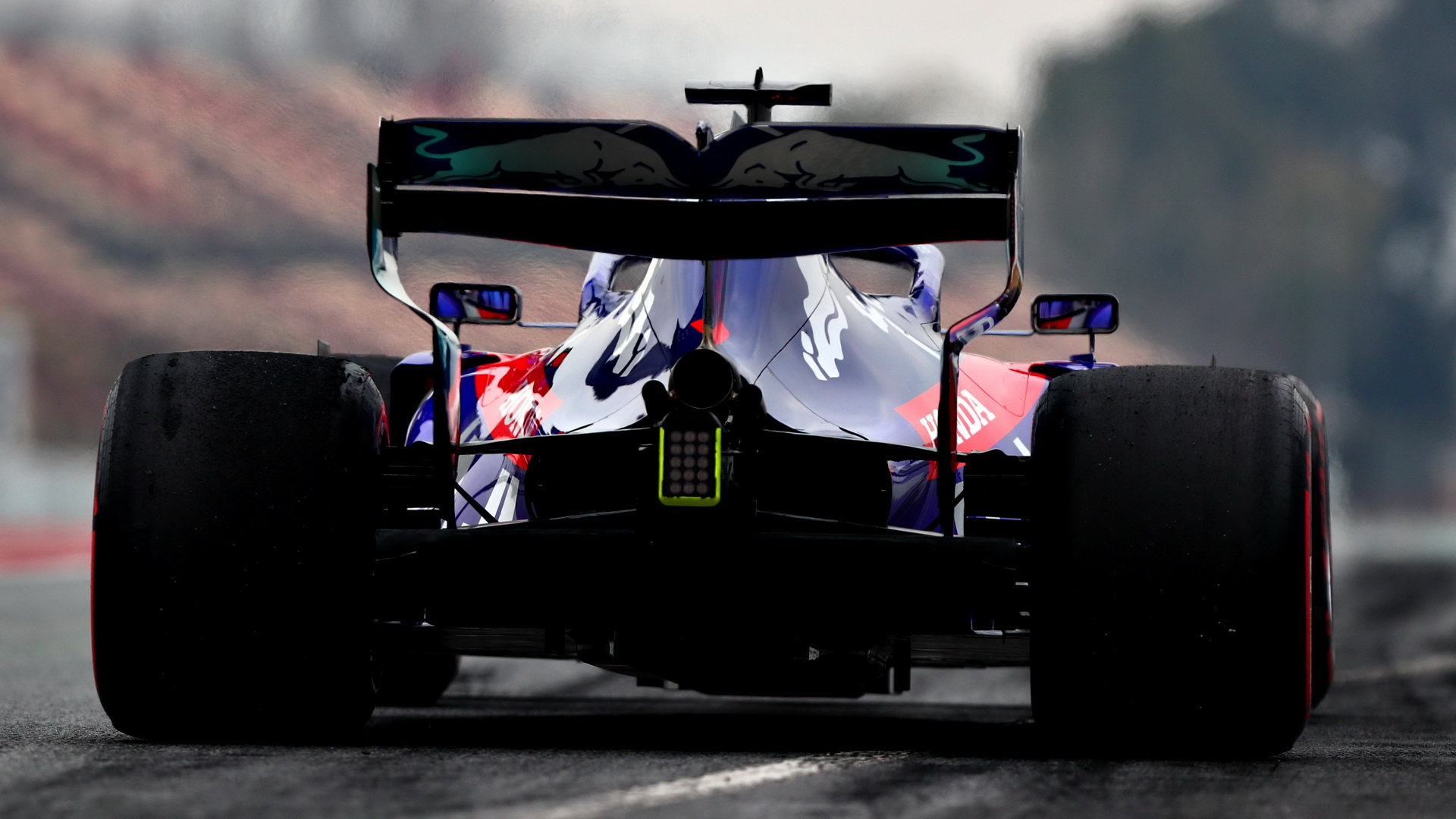 Daniil Kvjat s novým vozem Toro Rosso v Barceloně