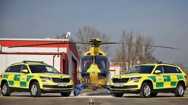 Zdravotnická záchranná službě Královéhradeckého kraje převzala dva nové vozy Škoda Kodiaq