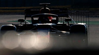 Pierre Gasly ve voze Red Bull RB15 - Honda při čtvrtém dnu testů v Barceloně