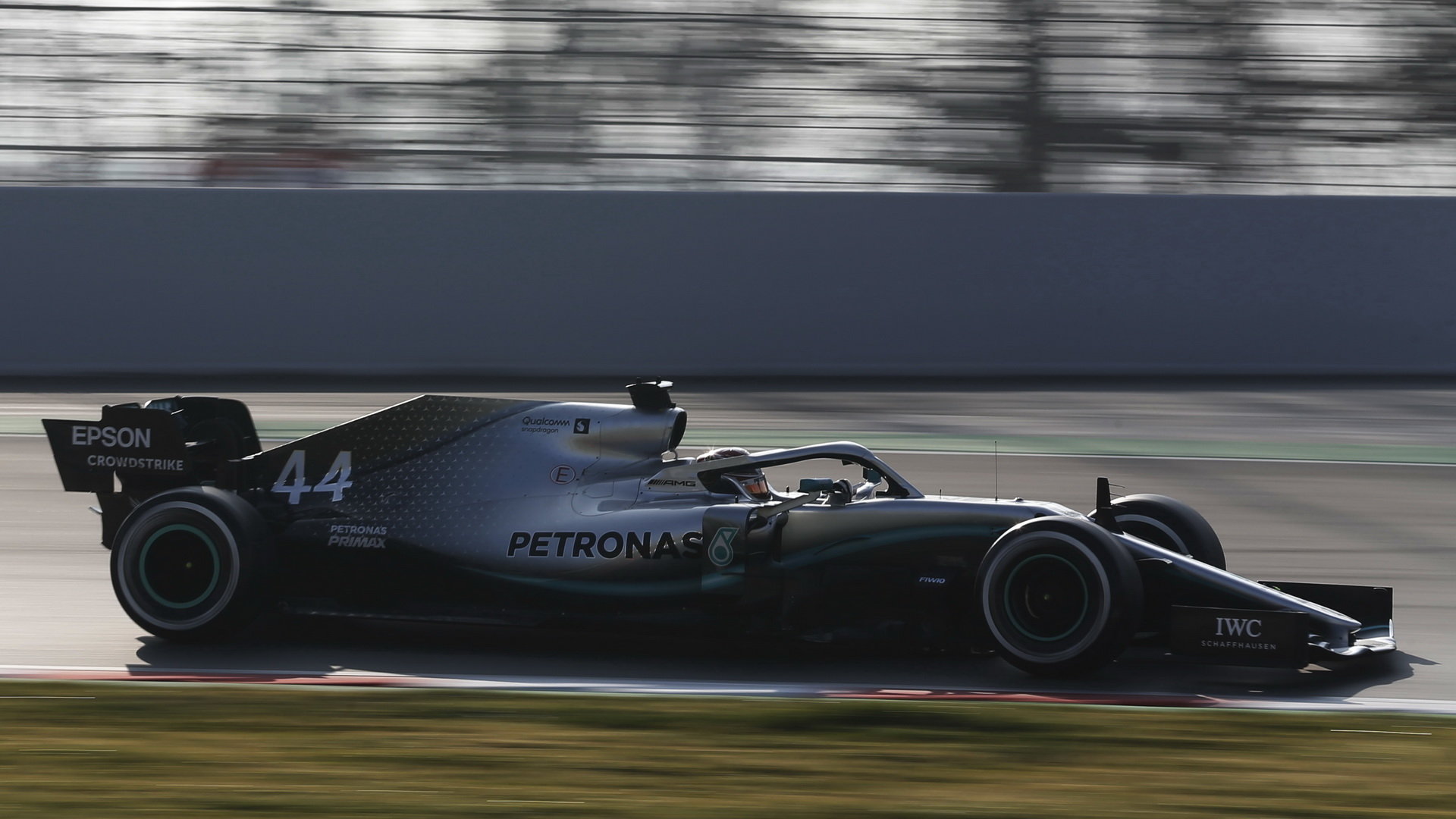 Lewis Hamilton ve voze Ferrari SF90 při čtvrtém dnu testů v Barceloně