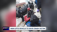 Vzpěrač dokázal nadzvednout nabouraný Jeep, aby pomohl uvězněnému člověku (YouTube/WXYZ-TV Detroit | Channel 7)