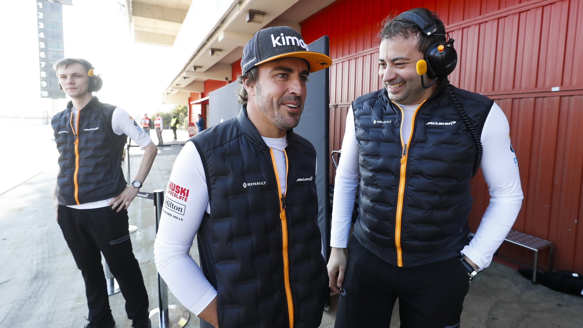 Fernando Alonso na návštěvě u McLarenu v rámci druhých předsezonních testů v Barceloně