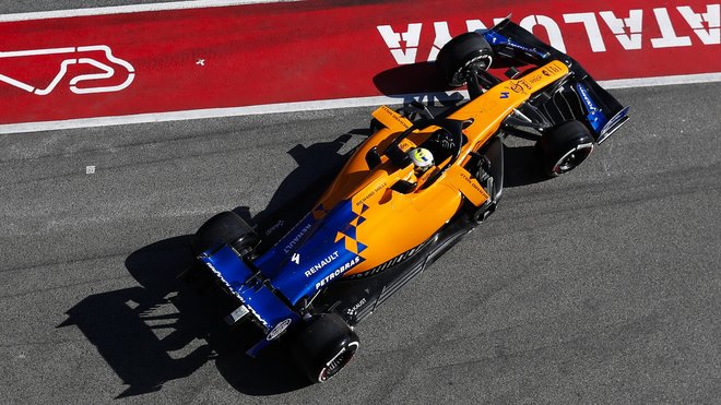 McLaren jezdí rychlé časy, ale s menším množstvím paliva