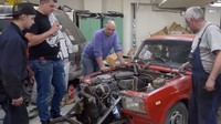 Spojením dvou motorů dostala Lada 2.7 litrový řadový osmiválec (YouTube/Garage 54 ENG)