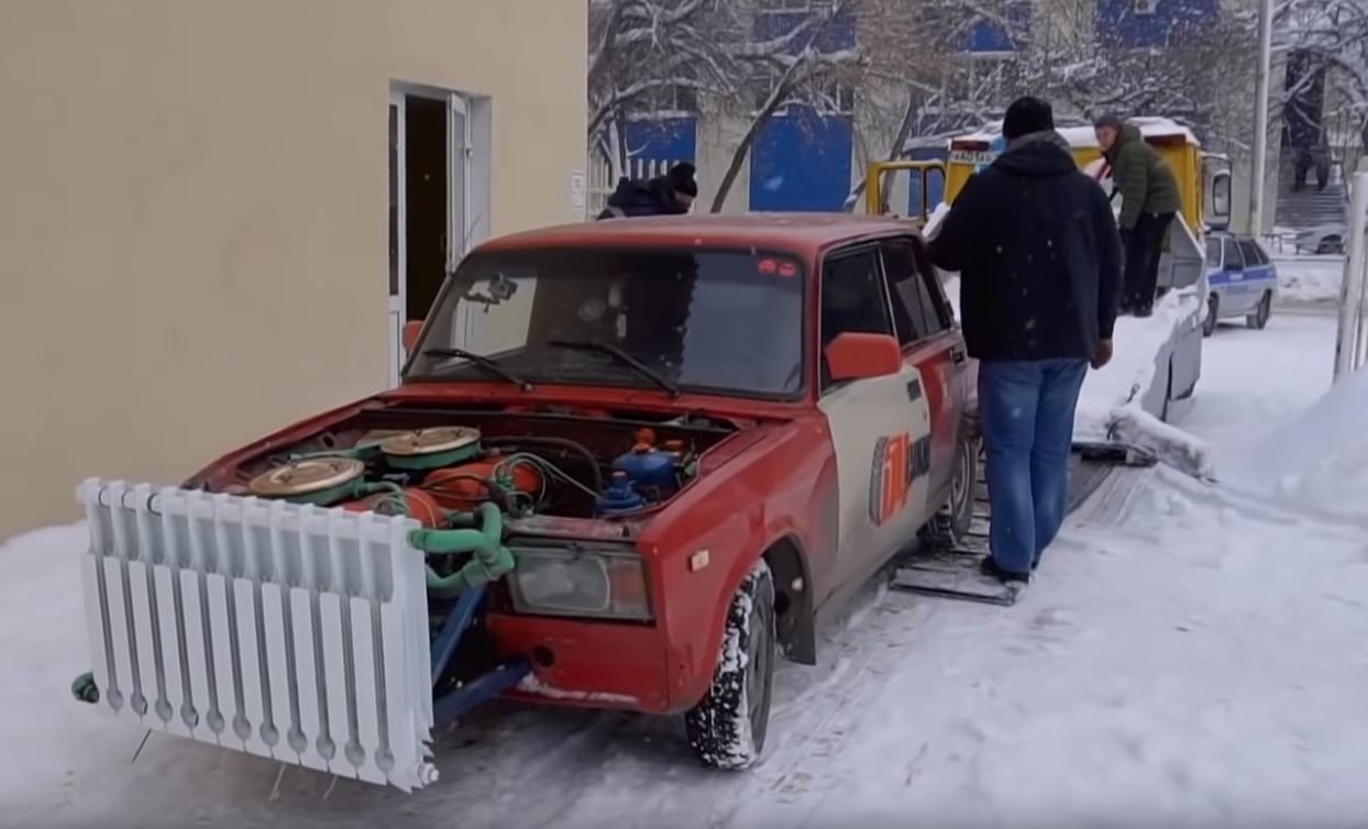 Spojením dvou motorů dostala Lada 2.7 litrový řadový osmiválec (YouTube/Garage 54 ENG)