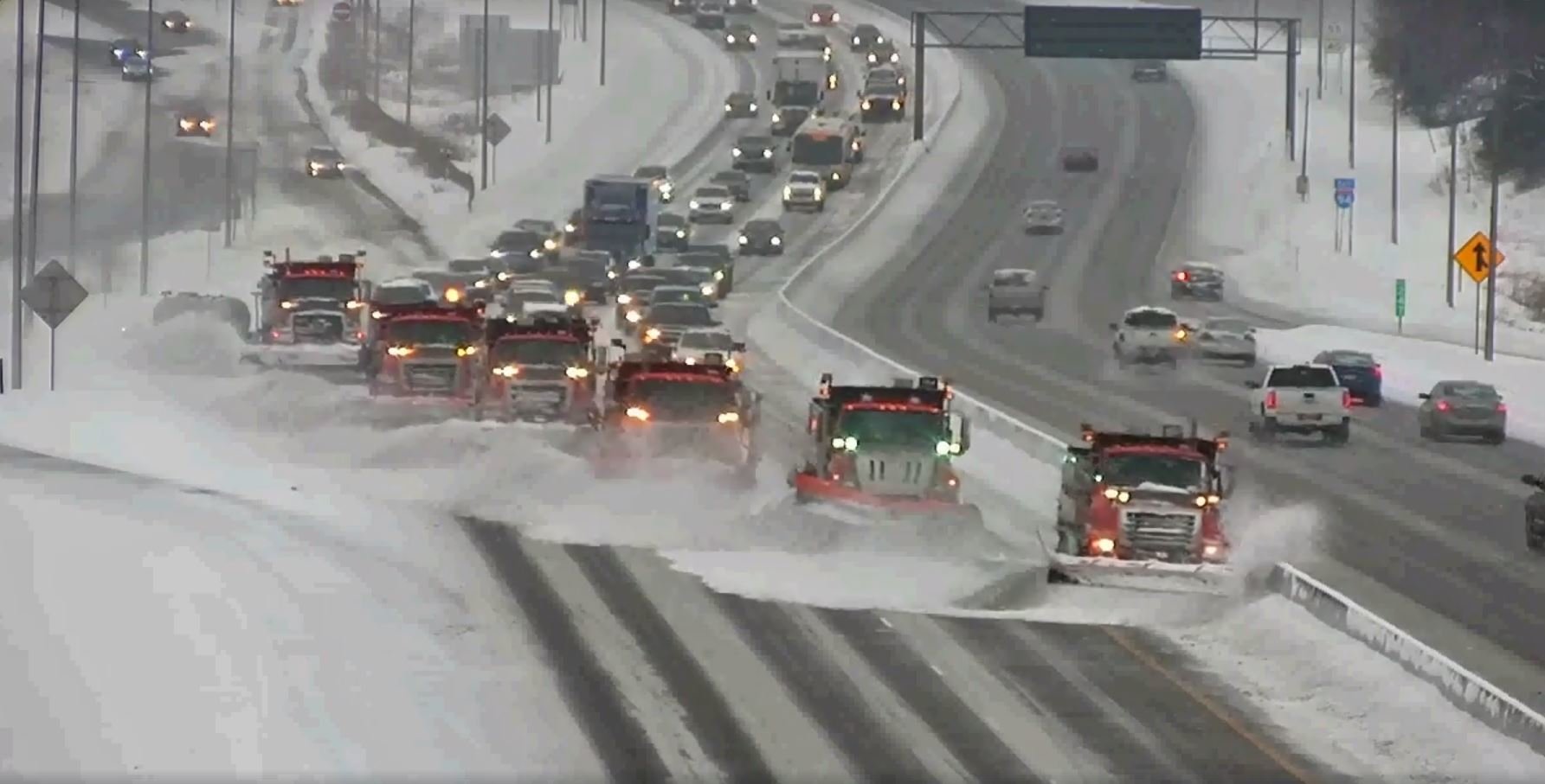 Silničáři v Minnesotě čistí dálnici hned šesti pluhy (Facebook/Minnesota Department of Transportation)