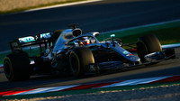 Lewis Hamilton s vozem W10 při testech v Barceloně