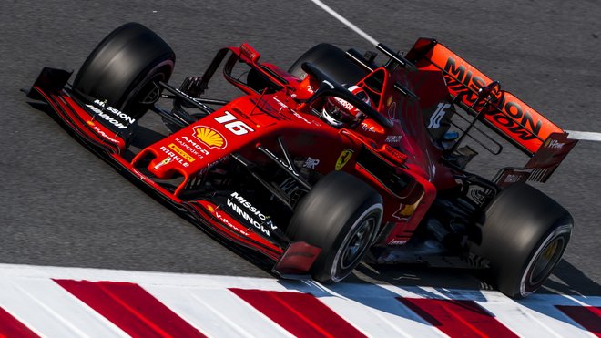 Charles Leclerc v s Ferrari SF90 ve čtvrtek v Barceloně