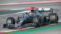 Lewis Hamilton s Mercedesem W10 během testů v Barceloně