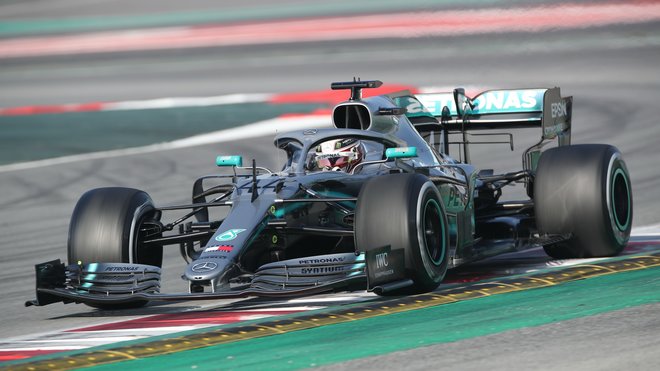 Lewis Hamilton s Mercedesem W10 během testů v Barceloně