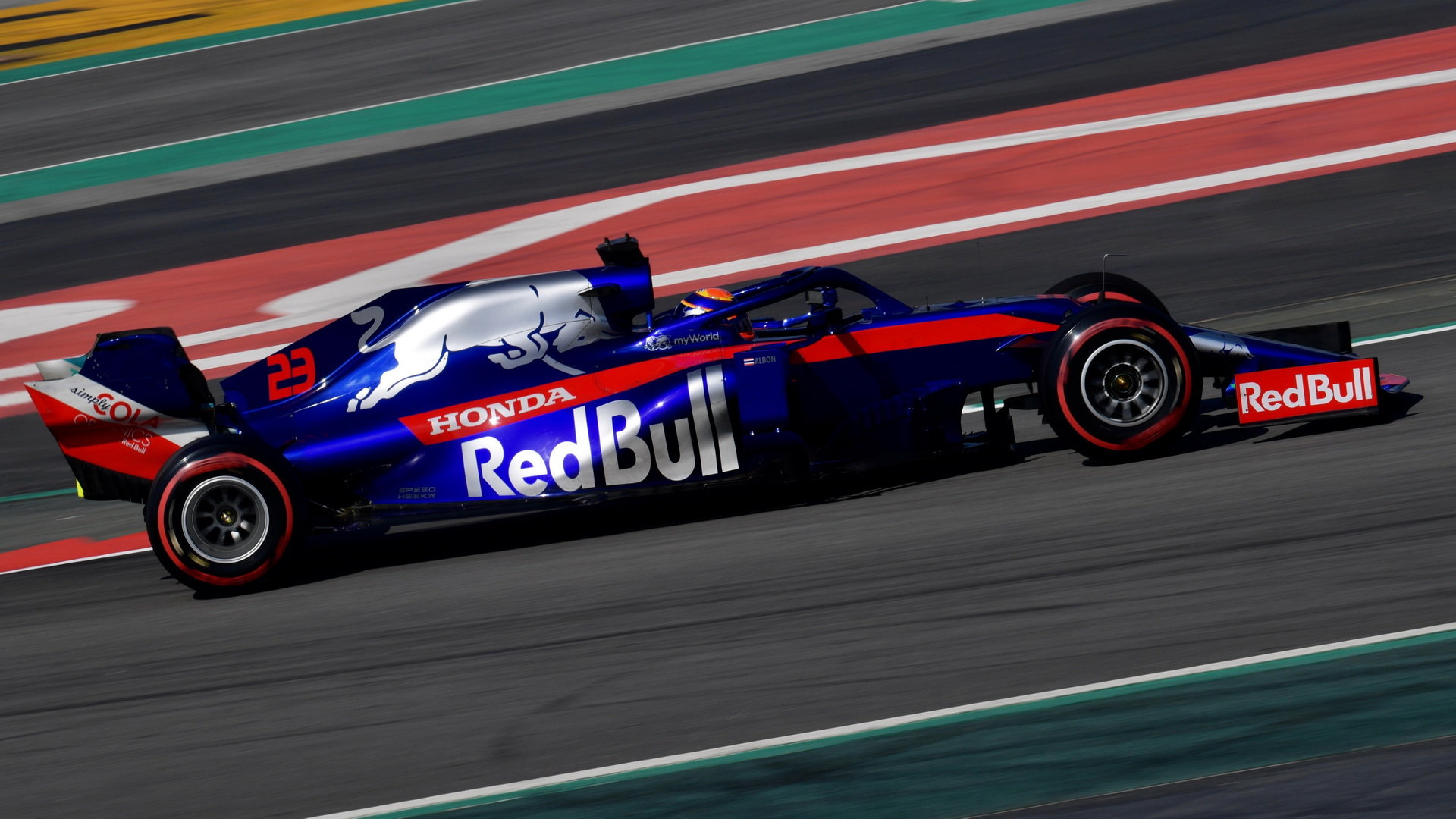 Lewis Hamilton v rámci třetího dne druhých předsezonních testů v Barceloně