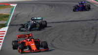 Charles Leclerc a Lewis Hamilton v rámci třetího dne druhých předsezonních testů v Barceloně