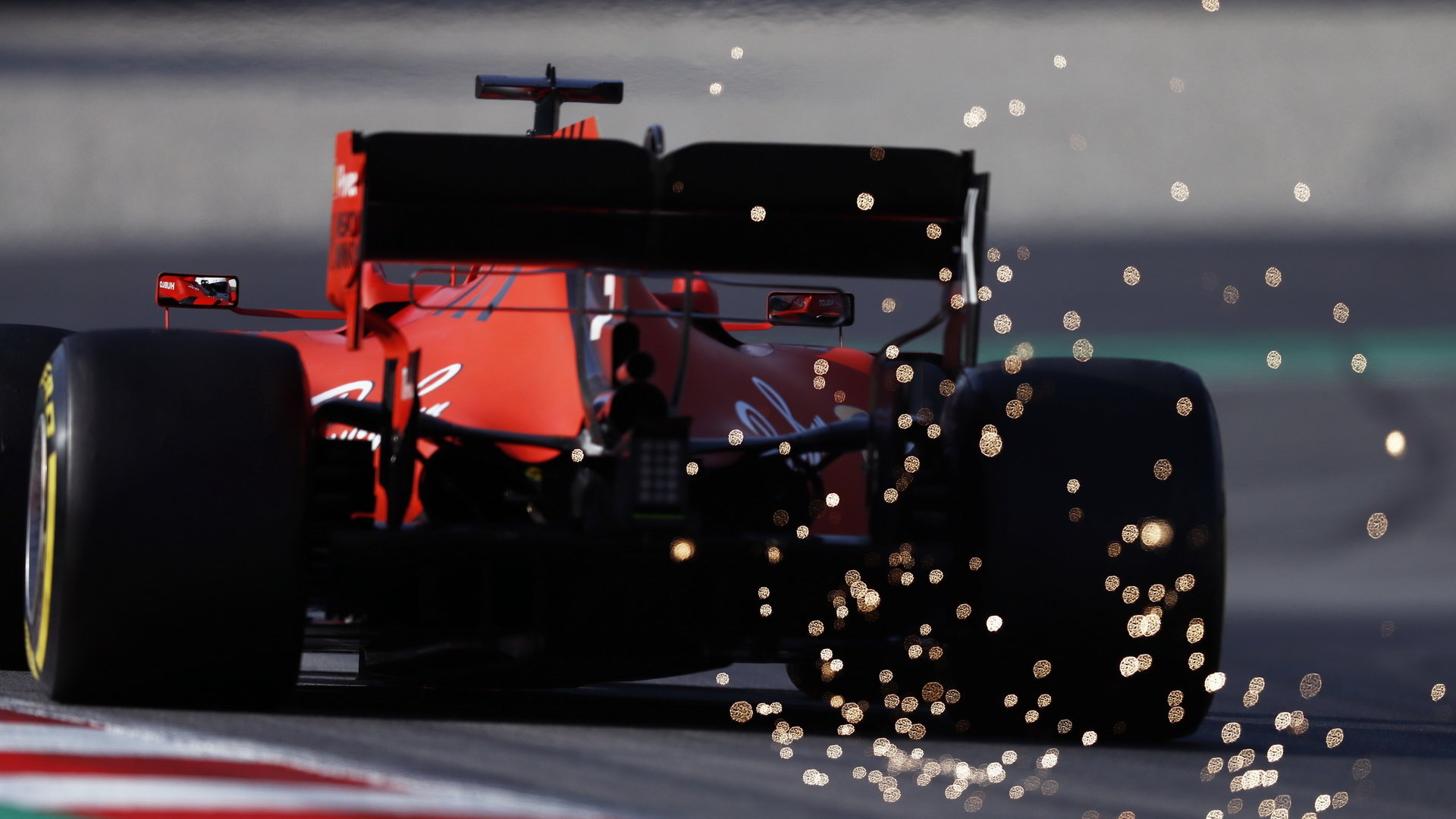 Jiskry za vozem Ferrari SF90 Sebastiana Vettela