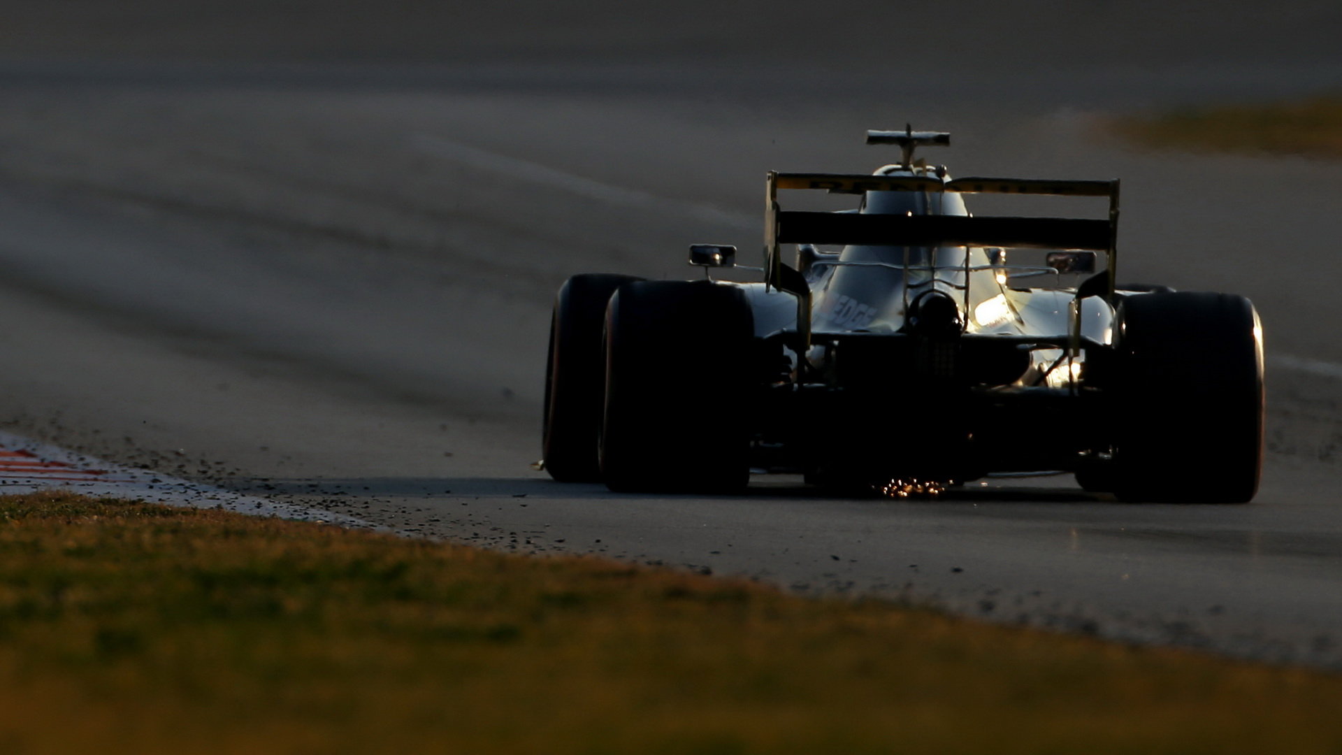 Daniel Ricciardo s použitím DRS v rámci třetího dne druhých předsezonních testů v Barceloně