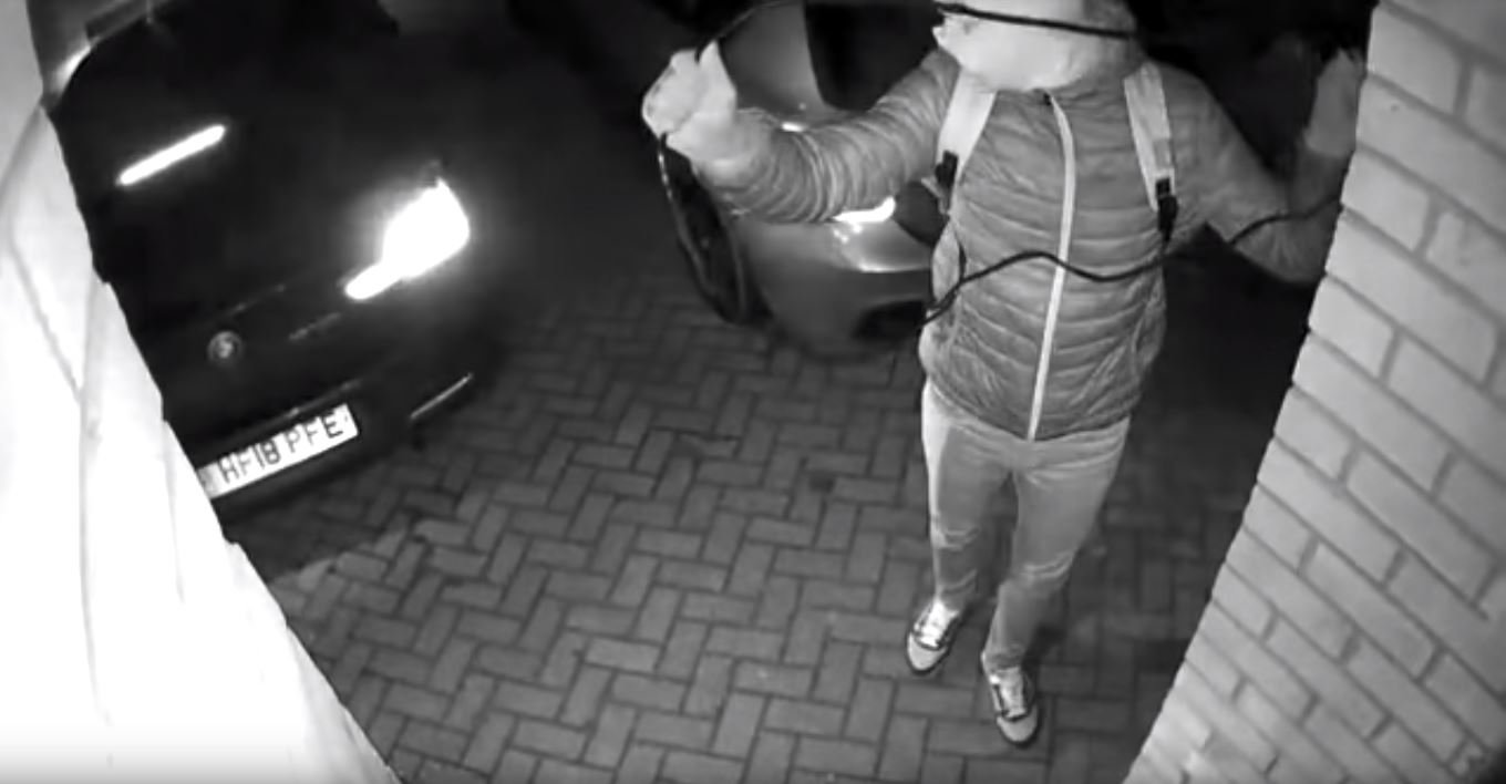 Ke krádeži BMW M140i s bezklíčovým odemykáním a startováním stačilo zlodějům necelých 20 sekund  (YouTube/ViralHog)
