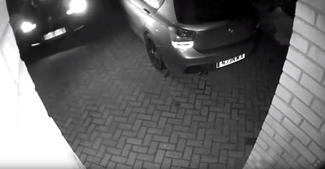 Ke krádeži BMW M140i s bezklíčovým odemykáním a startováním stačilo zlodějům necelých 20 sekund (YouTube/ViralHog)