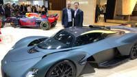 Adrian Newey s Christianem Hornerem u nového vozu Aston Martin AM-RB 003