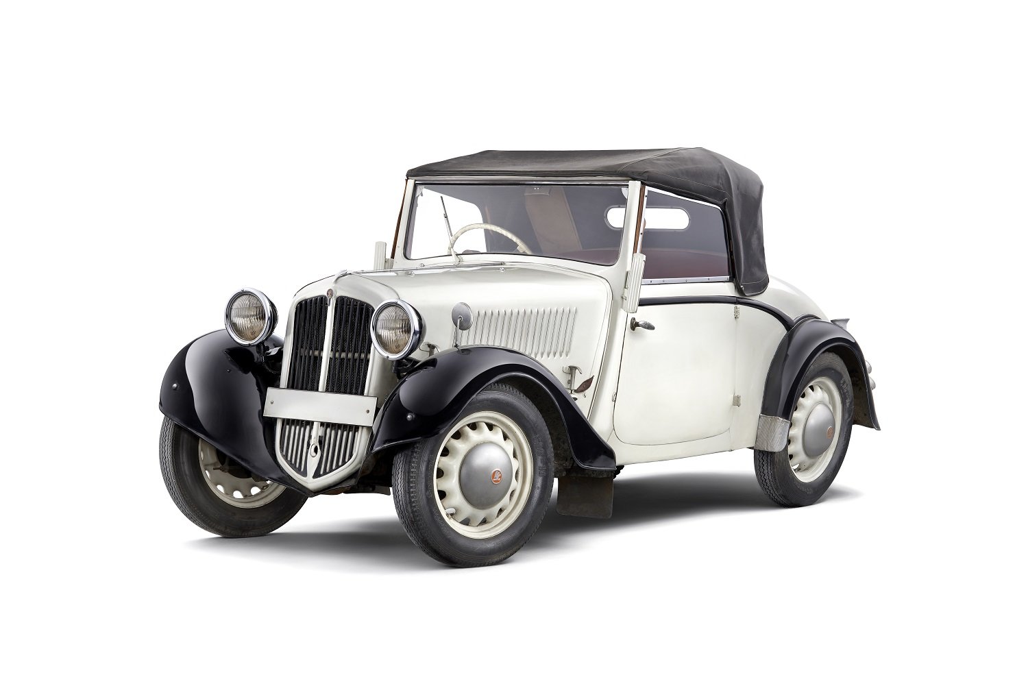V úvodním roce 1934 vzniklo celkem asi 900 vozů Škoda řady Popular s motory 0,9 l a 1,0 l. Nejoblíbenější byly otevřené karoserie polokabriolet a roadster