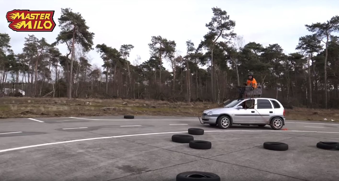 Známý YouTuber vyzkoušel řídit auto stejně jako Mr. Bean. A překvapivě vše fungovalo