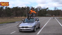 Známý YouTuber vyzkoušel řídit auto stejně jako Mr. Bean. A překvapivě vše fungovalo