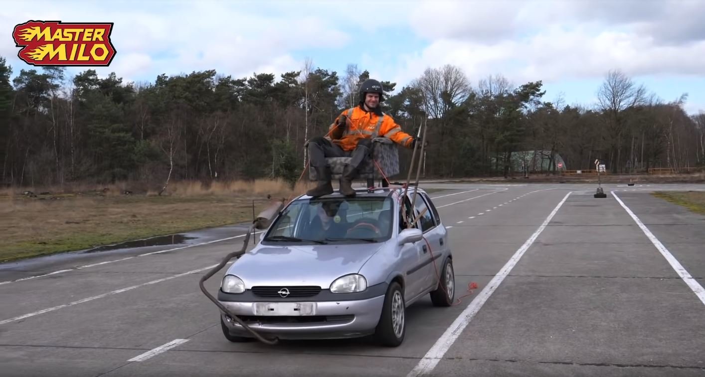 Známý YouTuber vyzkoušel řídit auto stejně jako Mr. Bean. A překvapivě vše fungovalo