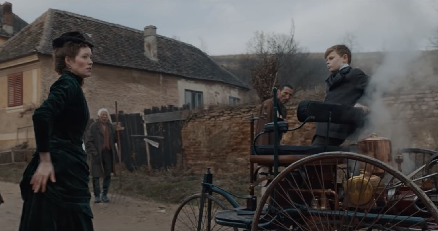 První dálkovou jízdu s automobilem podnikla Bertha Benz, manželka Karla Benze