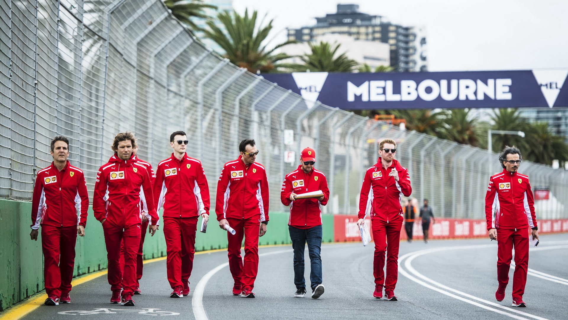 Sebastian Vettel se seznamuje s tratí v Melbourne