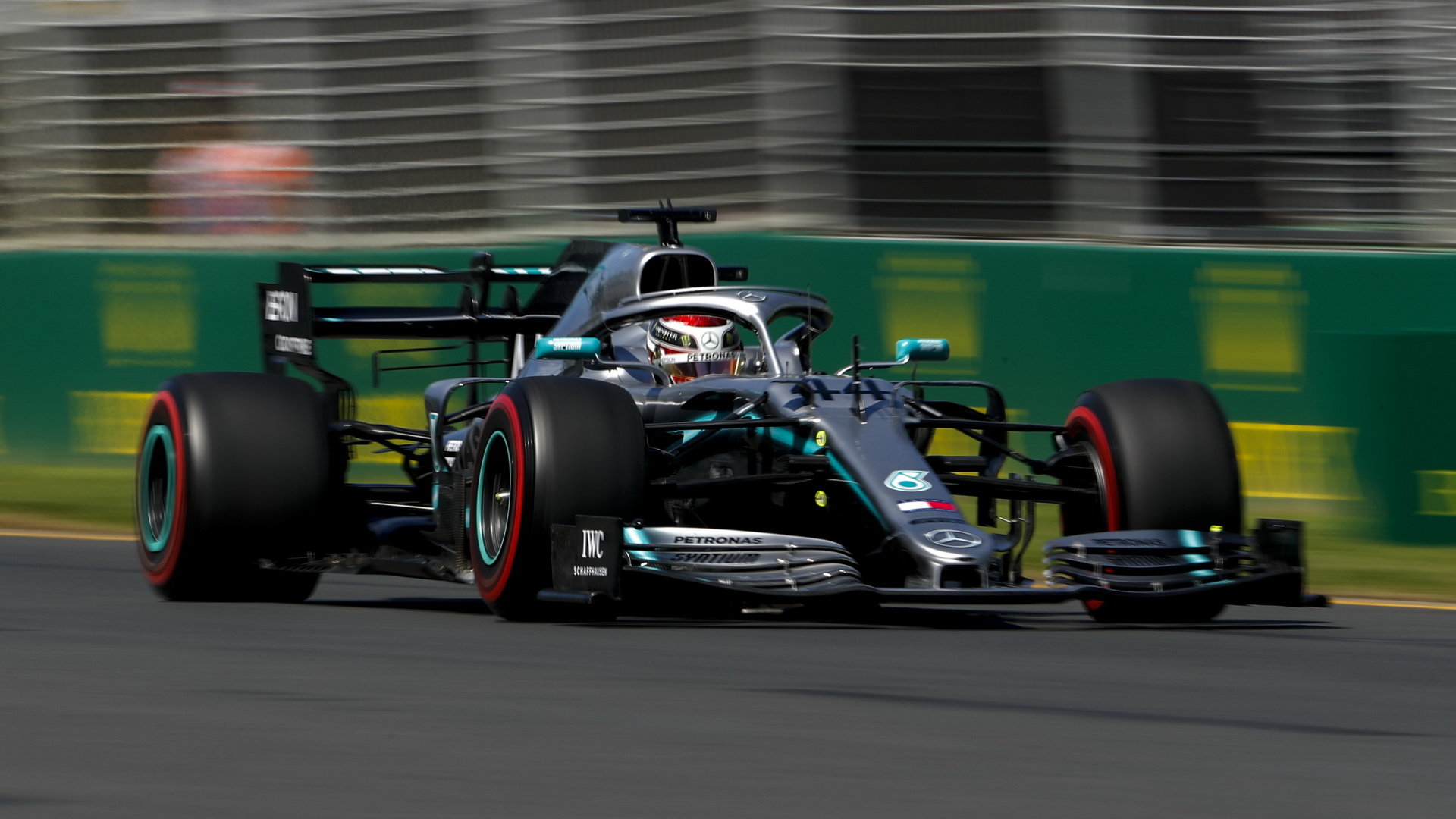 Lewis Hamilton s použitím DRS v tréninku v Melbourne