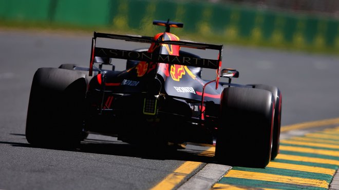 Max Verstappen na rovince v Melbourne s otevřeným zadním křídlem svého Red Bullu RB15