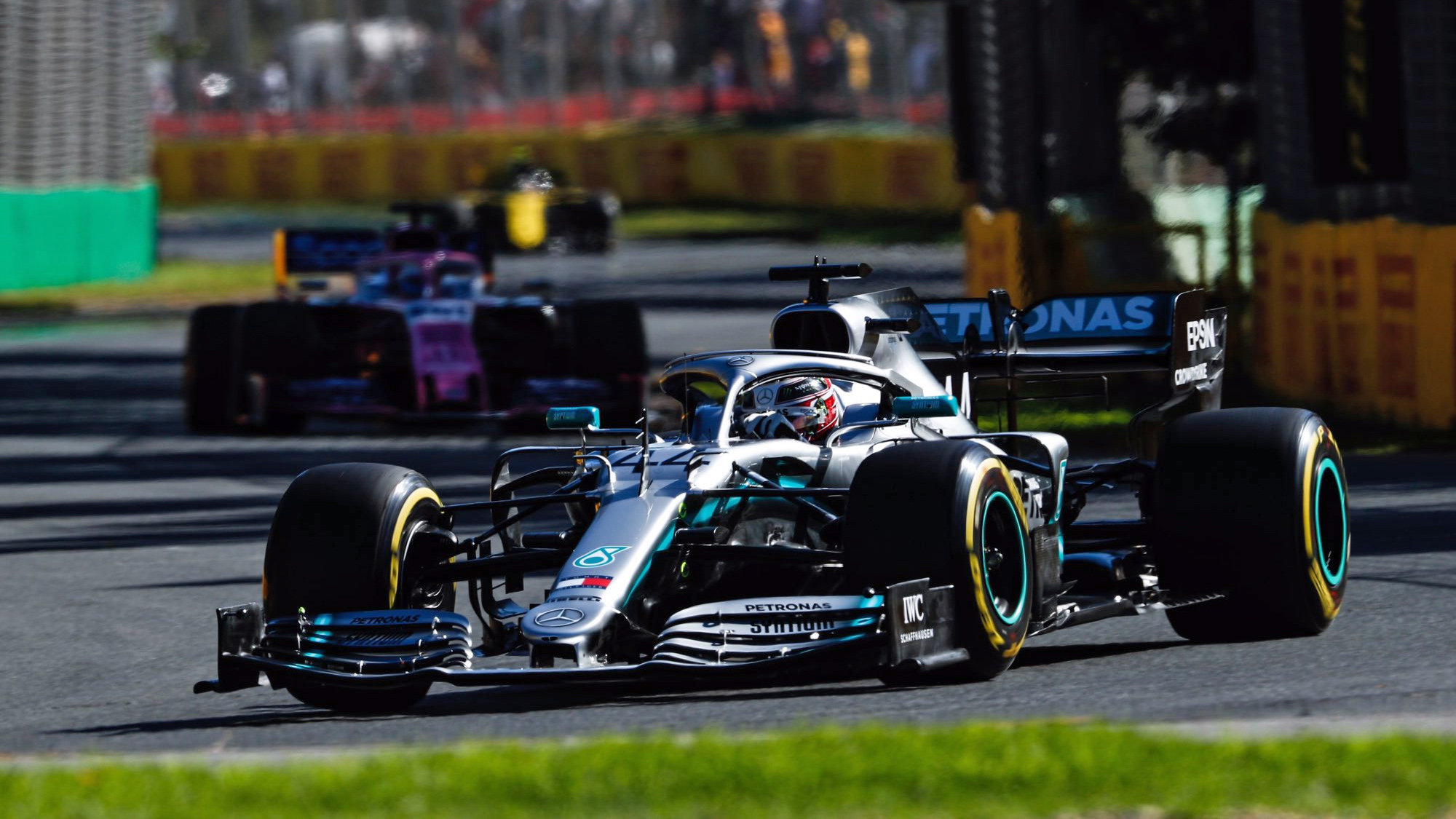 Lewis Hamilton s Mercedesem pokračuje v nadvládě