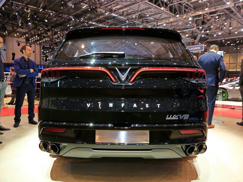 VinFast Lux V8