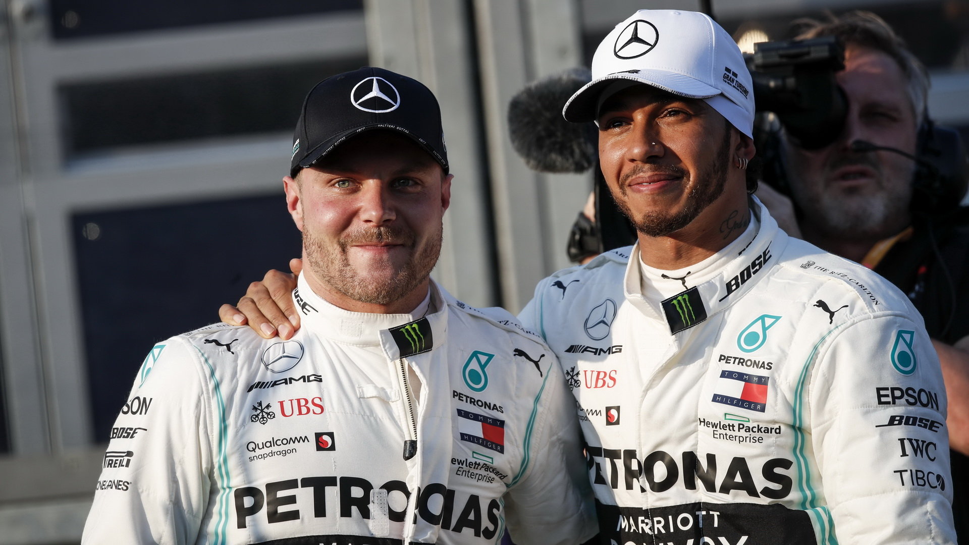Valtteri Bottas a Lewis Hamilton po úspěsné kvalifikaci v Melbourne