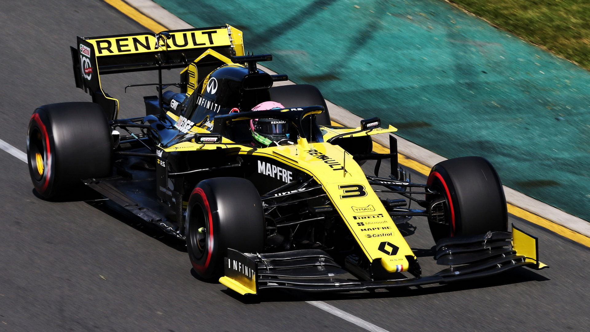 Daniel Ricciardo během zimy přestoupil z Red Bullu k Renaultu, moc si zatím ale nepolepšil
