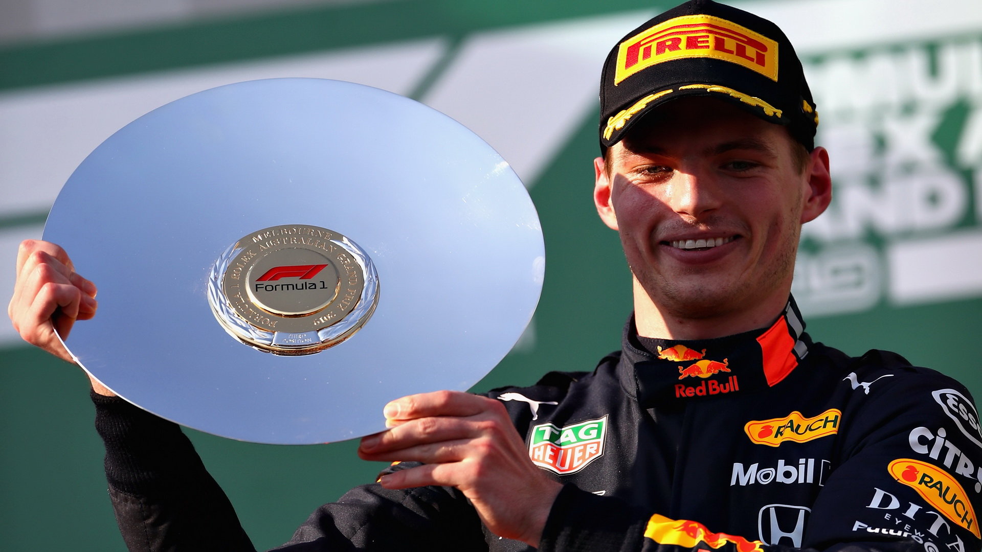 Max Verstappen na pódiu s trofejí za třetí místo