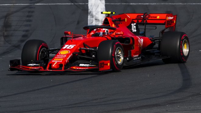 Charles Leclerc opět předčí Sebastiana Vettela