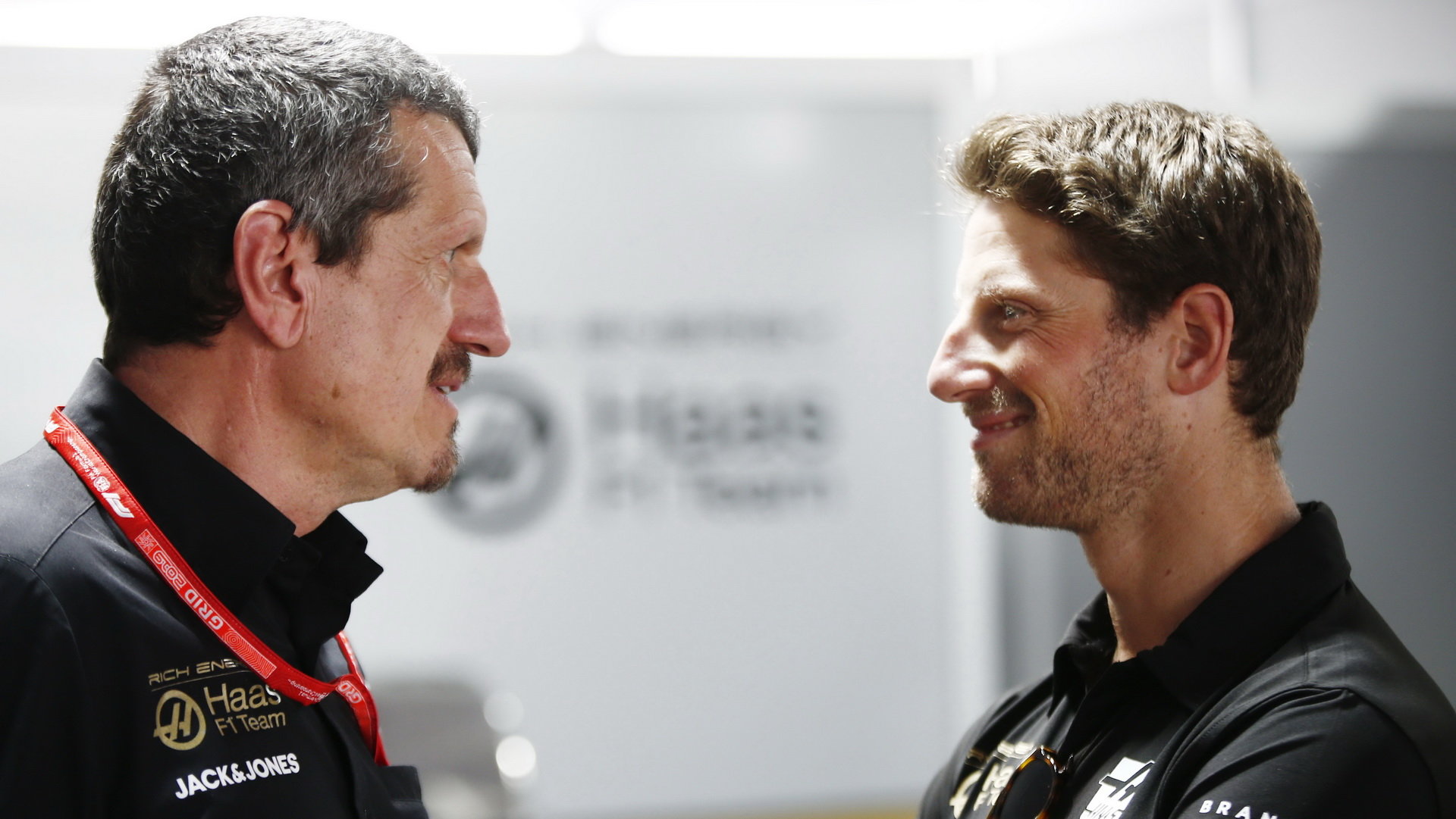 Romain Grosjean a Günther Steiner - na začátku roku byl ještě čas na více úsměvů