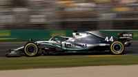 Lewis Hamilton v závodě v Melbourne