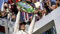 Valtteri Bottas se svou trofejí za vítězství po závodě v Melbourne