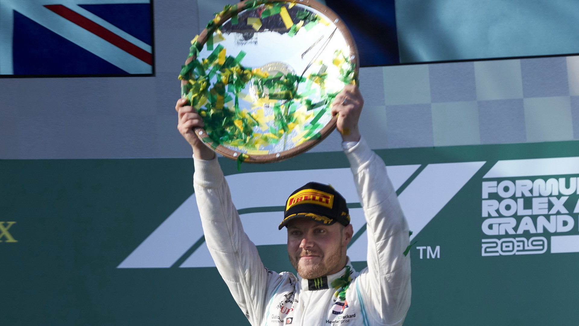 Valtteri Bottas se svou trofejí za vítězství po závodě v Melbourne