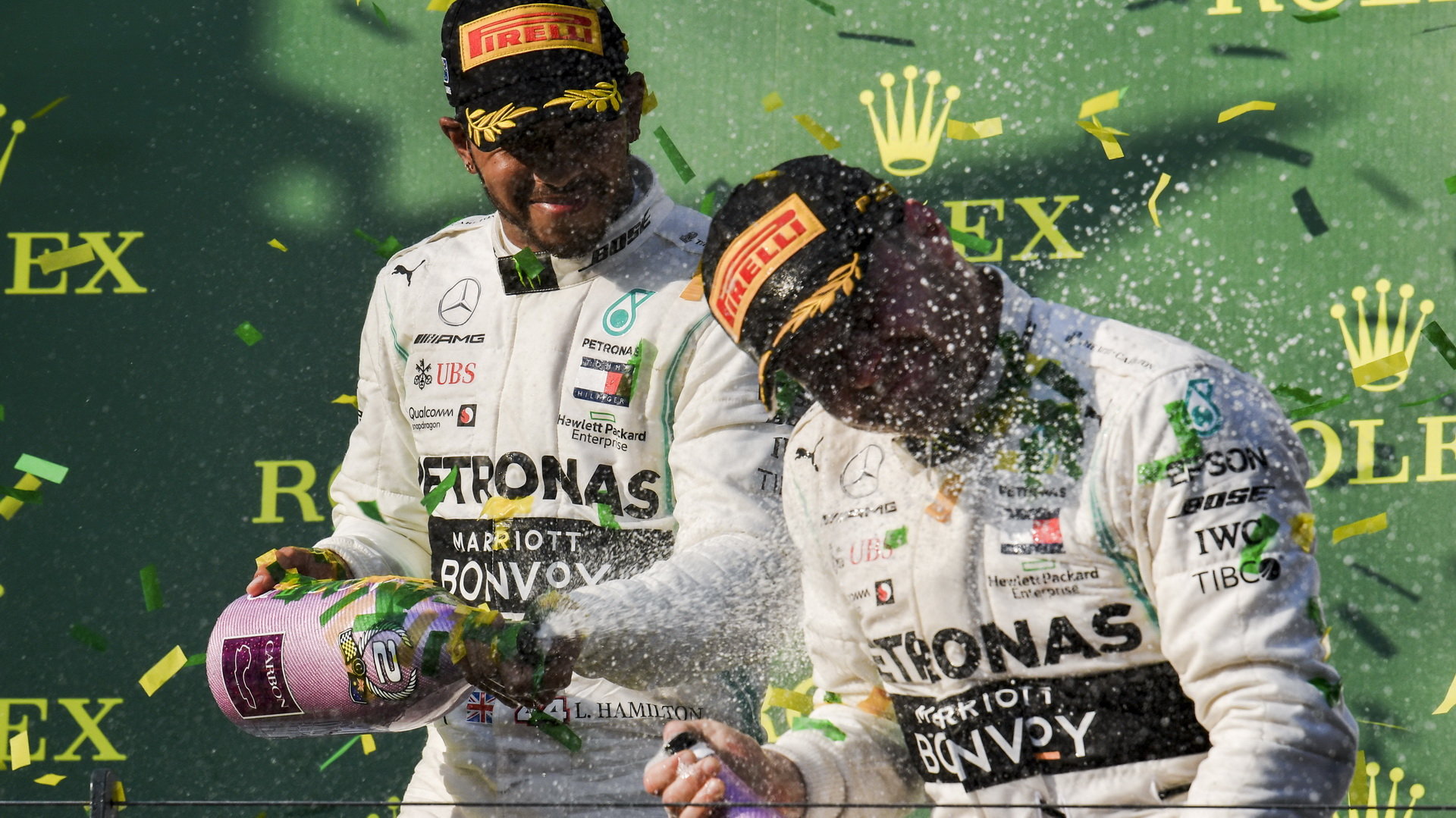 Lewis Hamilton a Valtteri Bottas si užívají vítězství po závodě v Melbourne