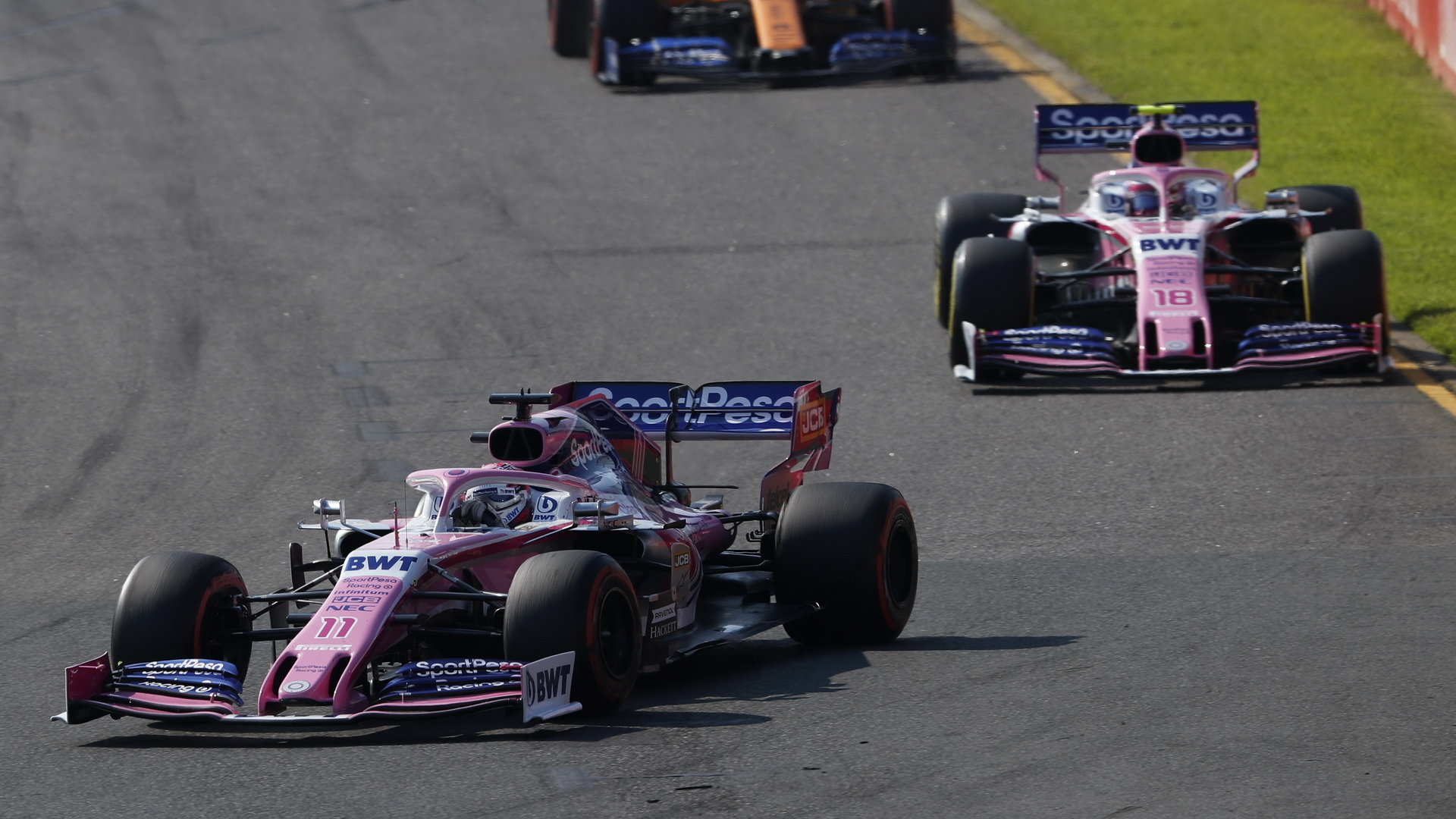 Sergio Pérez a Lance Stroll v závodě v Melbourne