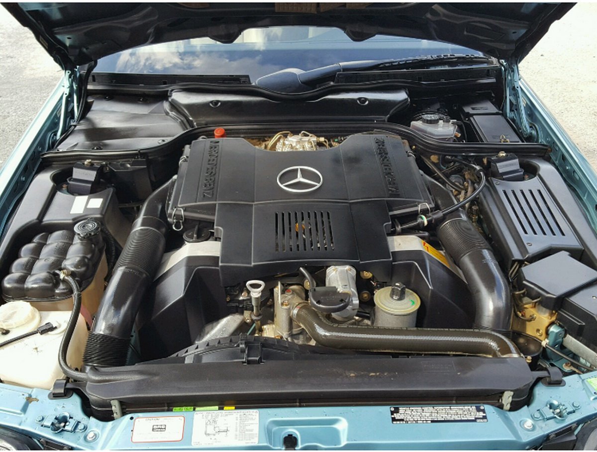 Odcizený Mercedes-Benz SL500 se podařilo najít po 27 letech, na tachometru měl jen 1 900 km