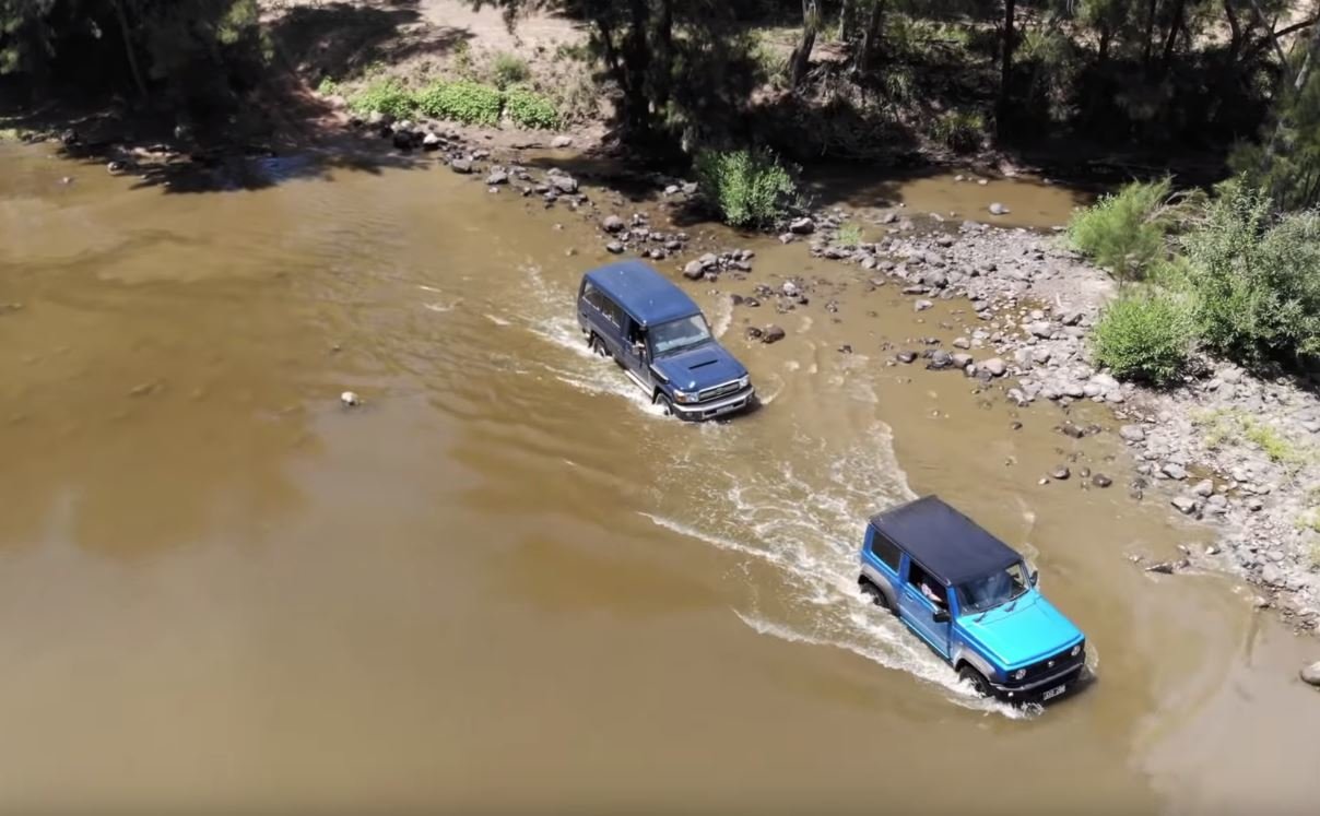 Suzuki Jimny a Toyota Land Cruiser "Troopie" během testu v Austrálii (YouTube/CarsGuide)