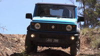 Suzuki Jimny a Toyota Land Cruiser "Troopie" během testu v Austrálii (YouTube/CarsGuide)