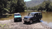Suzuki Jimny a Toyota Land Cruiser "Troopie" během testu v terénu (YouTube/CarsGuide)