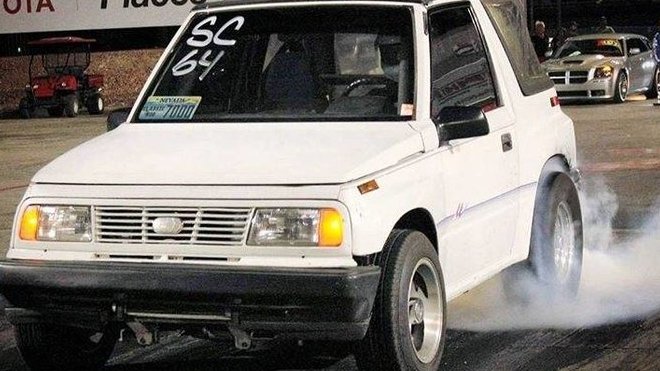 Unikátní Suzuki Vitara, v USA prodávaná jako Geo Metro, s motorem V8