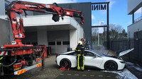 Nizozemští hasiči se vypořádali s požárem BMW i8 originálně