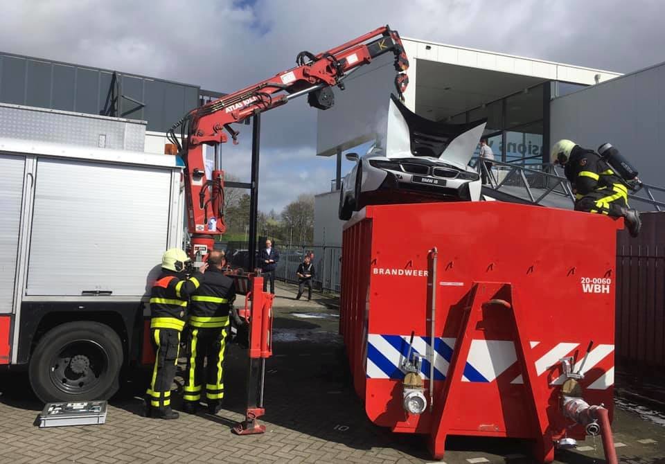 Nizozemští hasiči se vypořádali s požárem BMW i8 originálně